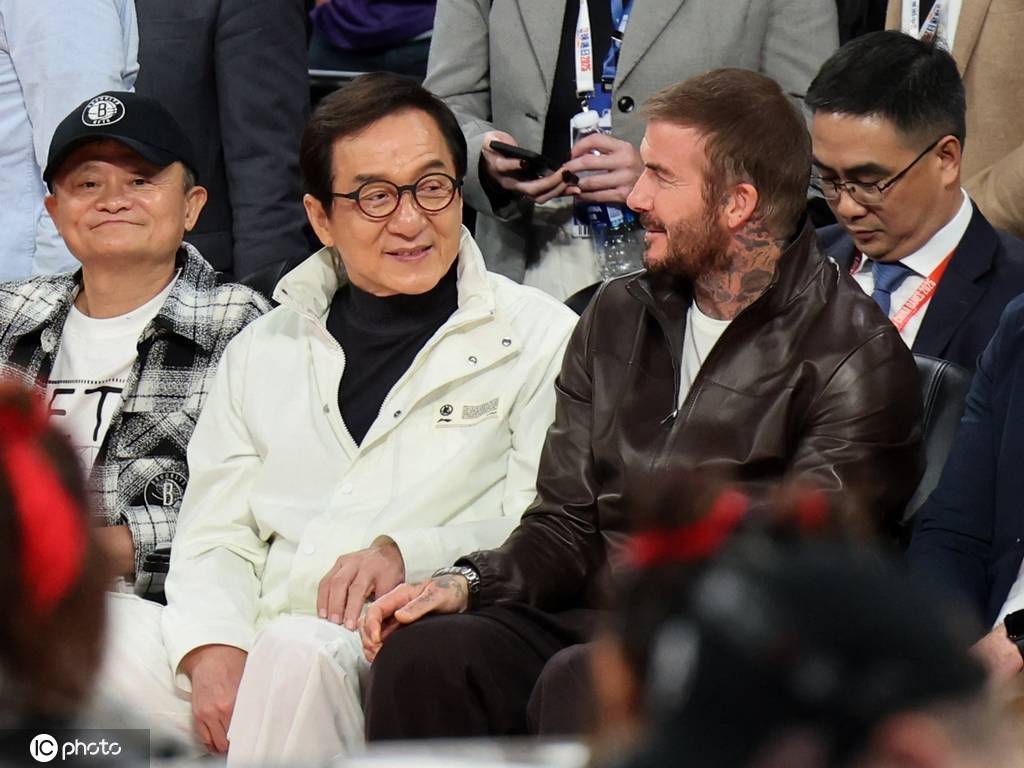 组图:成龙贝克汉姆助阵NBA中国赛 姚明马云亮相
        
    组图:成龙贝克汉姆助阵NBA中国赛 姚明马云亮相